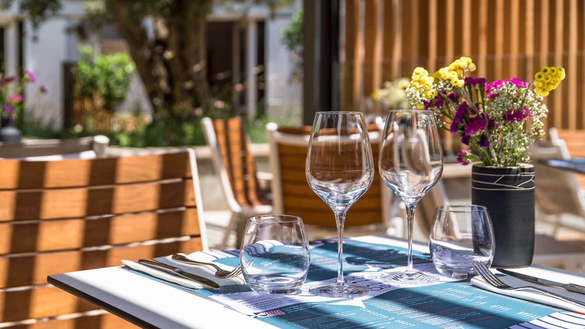 verre avec bouquet 2 - restaurant banyuls-les elmes