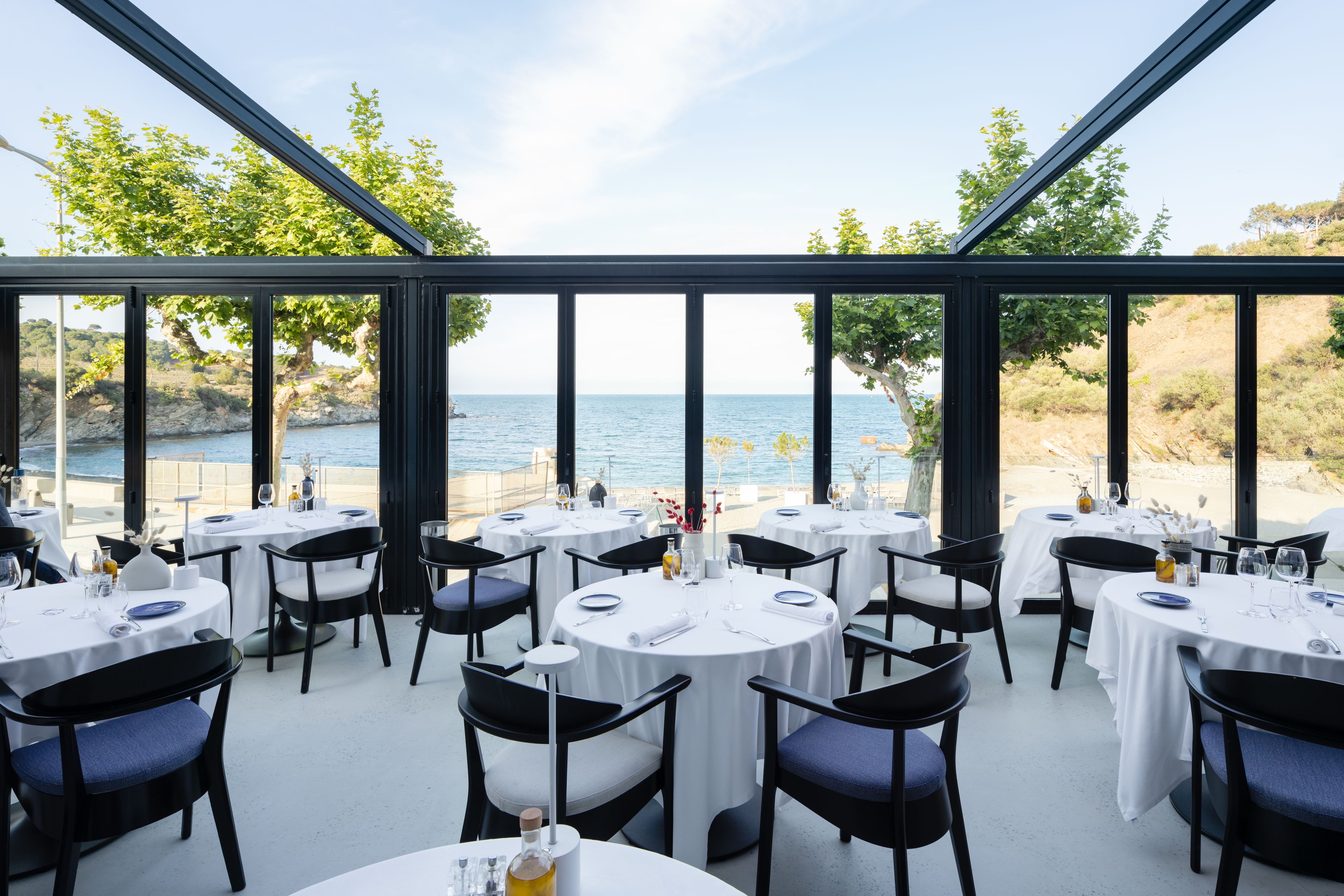 table dressées face a la mer - restaurant banyuls – les elmes