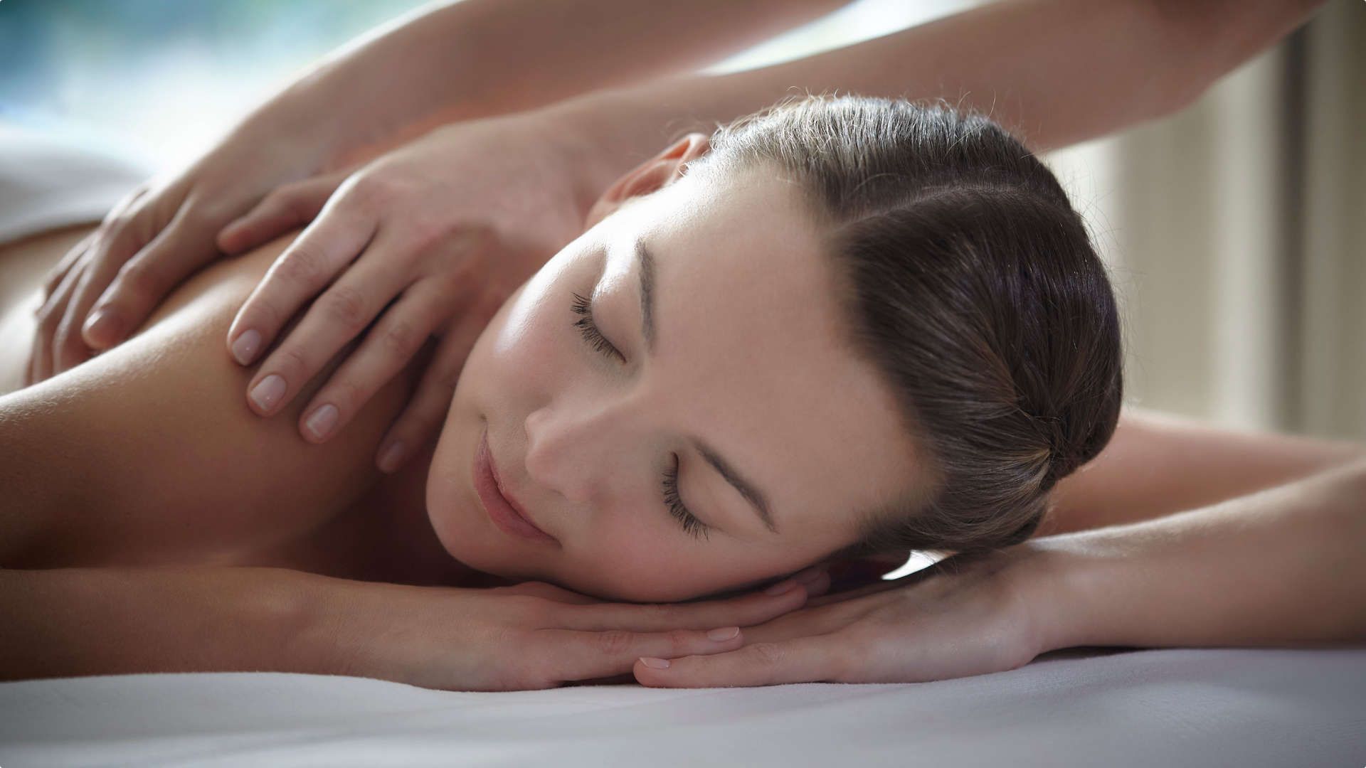 woman getting her shoulders massaged - spa banyuls - les elmes