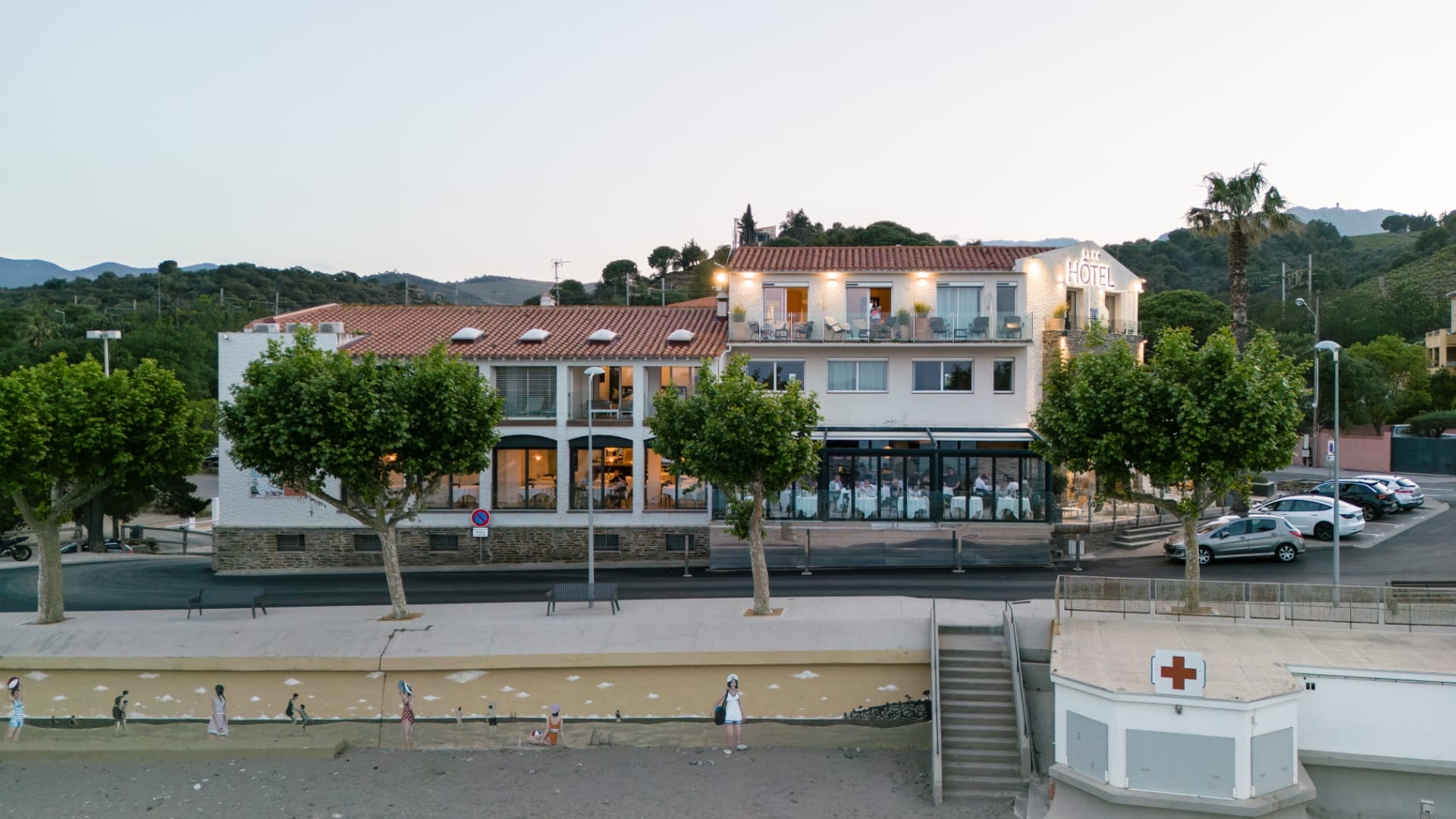 hotel vue de loin - plage privee collioure - les elmes