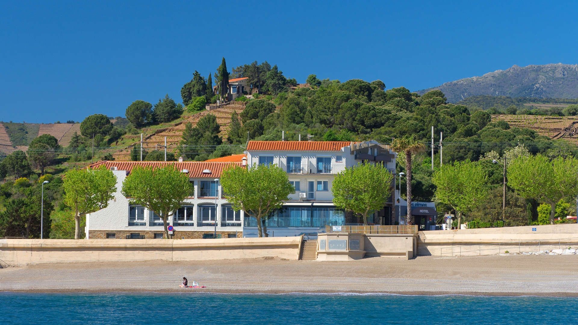 vue devanture hotel avec plage - hotel banyuls - les elmes