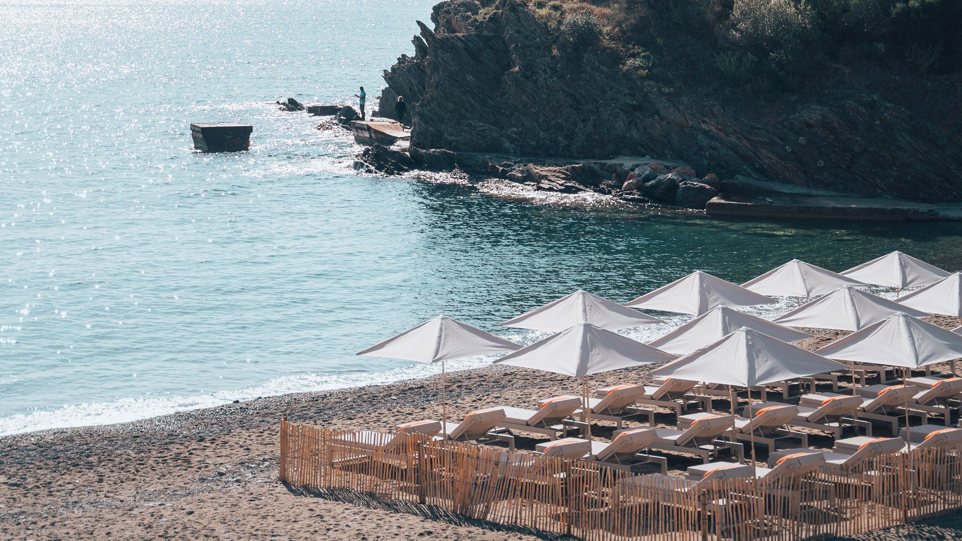 plage privee avec transats vue de cote 2 - plage privee collioure - les elmes