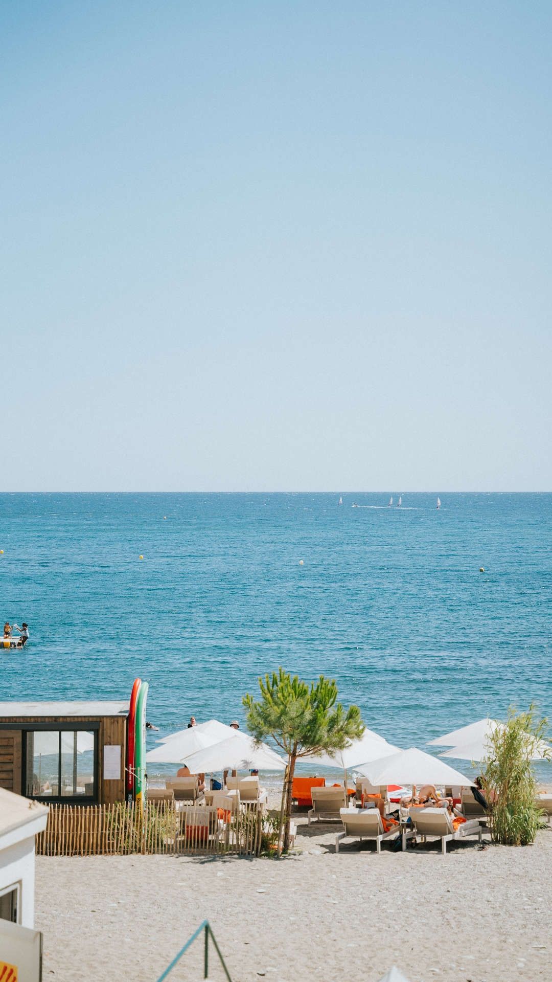 portrait mer bleue et parasols plage privee collioure - les-elmes