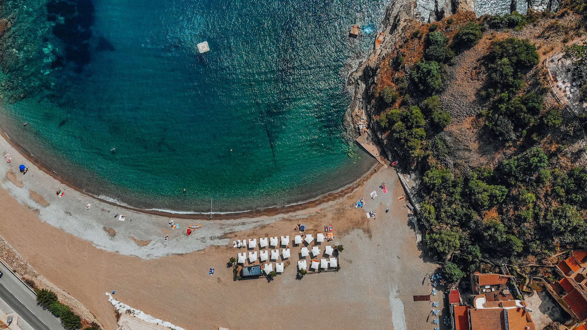 vue de haut sur plage paradisiaque - plage privee collioure - les-elmes